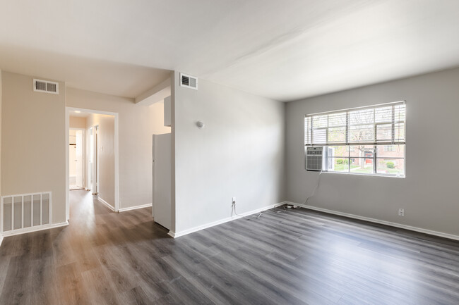 Clifton Woods Apartments in Columbus, OH - Building Photo - Interior Photo