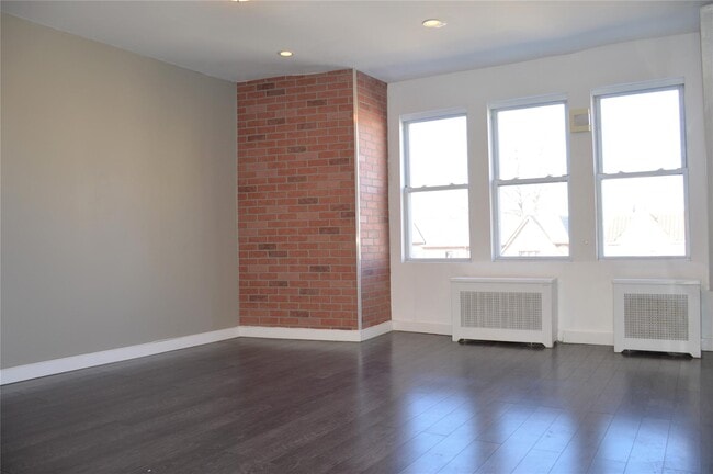 32-59-59 46th St in Queens, NY - Building Photo - Building Photo