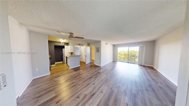 15231 SW 80th St in Miami, FL - Foto de edificio - Building Photo