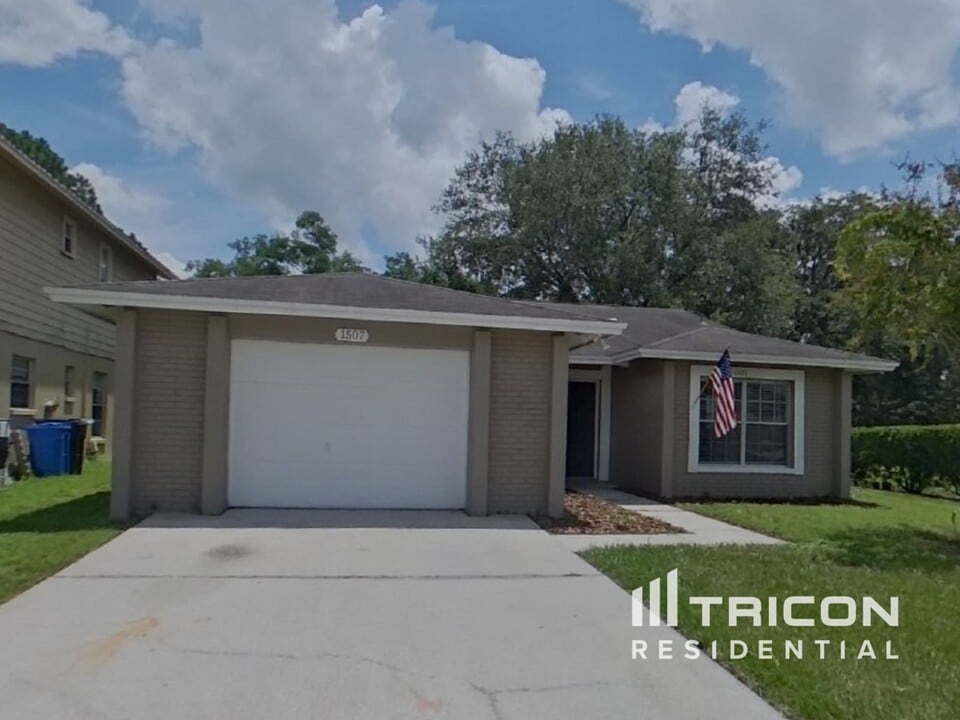 1507 Crossridge Dr in Brandon, FL - Building Photo