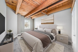 5th Avenue Station in Naperville, IL - Foto de edificio - Building Photo