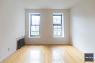 213 E 84th St in New York, NY - Building Photo