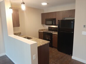 55 3rd W St, Unit 1 in Lowell, MA - Building Photo - Building Photo