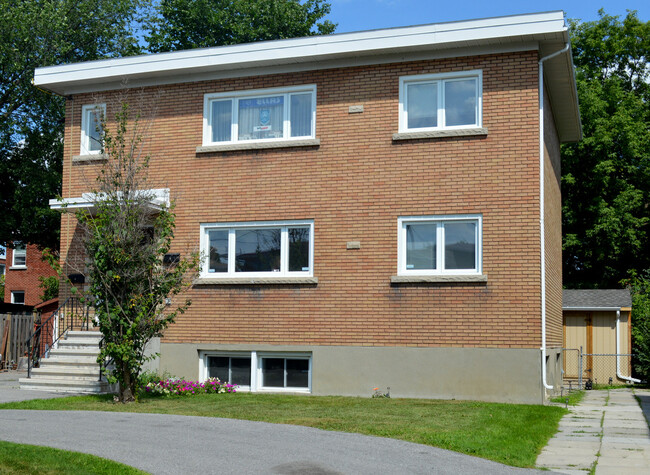 709 Edison Ave. in Ottawa, ON - Building Photo - Building Photo