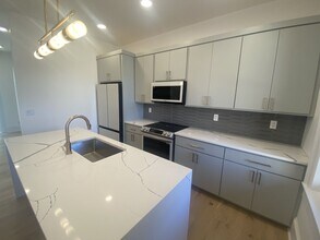 249 W 1st St-Unit -Unit 2A in Dubuque, IA - Building Photo - Building Photo