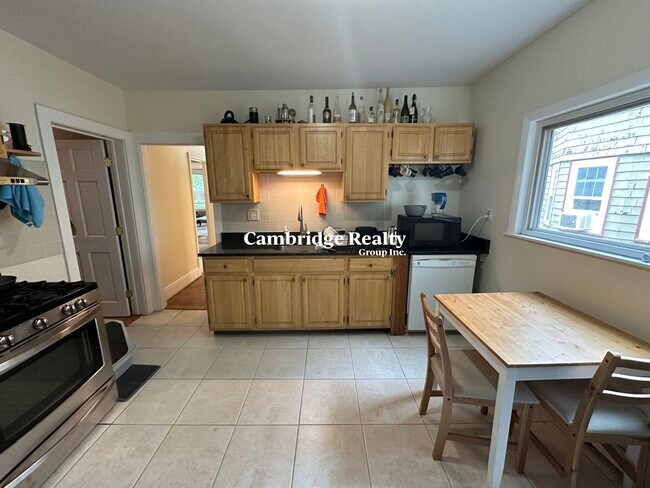 5 Lewis St, Unit 2B in Somerville, MA - Building Photo - Building Photo