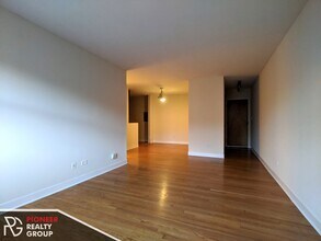 643 W Wrightwood Ave, Unit 508 in Chicago, IL - Foto de edificio - Building Photo