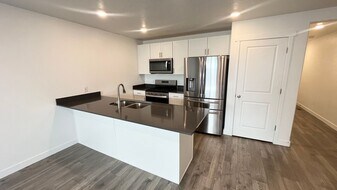 1136 E Trident Dr in Saratoga Springs, UT - Building Photo