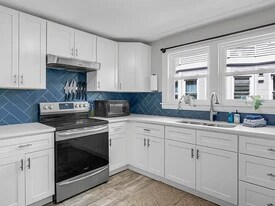 10 W Elm St, Unit A in Sanford, ME - Building Photo