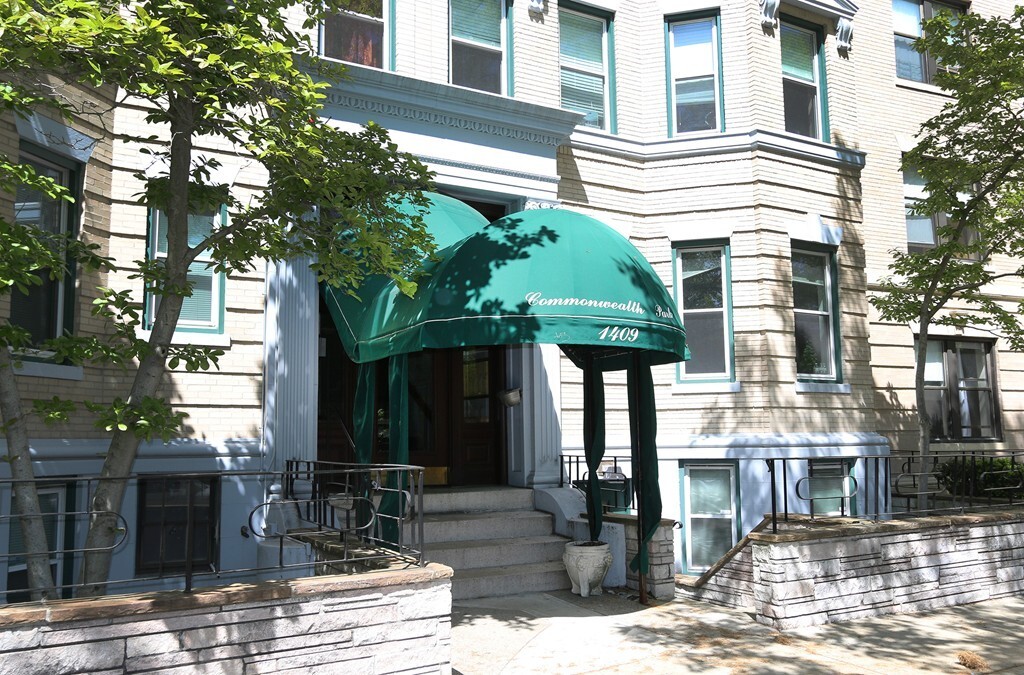 1409 Commonwealth Avenue, Unit 301 in Boston, MA - Building Photo