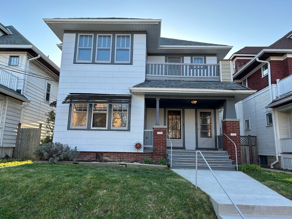 1933 N Cambridge Ave, Unit 1933 in Milwaukee, WI - Building Photo