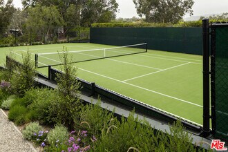 6763 Zumirez Dr in Malibu, CA - Building Photo - Building Photo