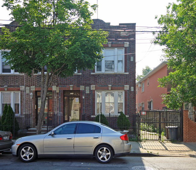 32-33 110th St in Flushing, NY - Foto de edificio - Building Photo