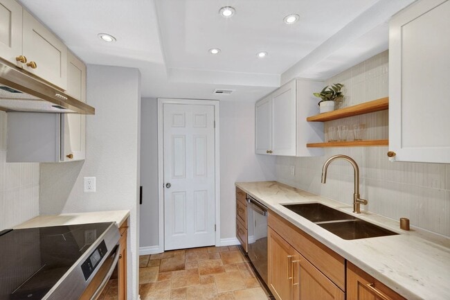 2564 Navarra Dr in Carlsbad, CA - Building Photo - Building Photo