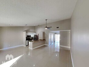 8310 Clermont St in Tampa, FL - Foto de edificio - Building Photo