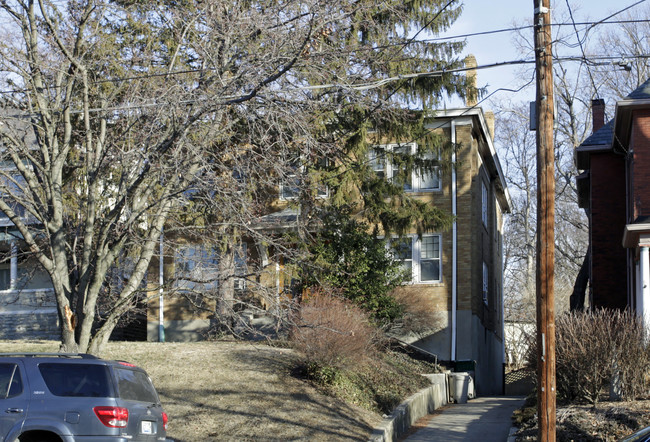 2604 Erie Ave in Cincinnati, OH - Foto de edificio - Building Photo