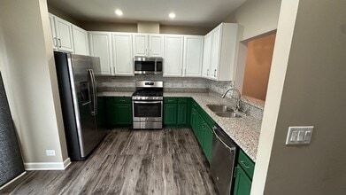 1044 N Claremont Dr in Palatine, IL - Building Photo - Building Photo