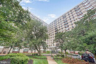4600 Duke St, Unit 719 in Alexandria, VA - Building Photo