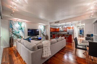 4525 Dean Martin Dr in Las Vegas, NV - Foto de edificio - Building Photo