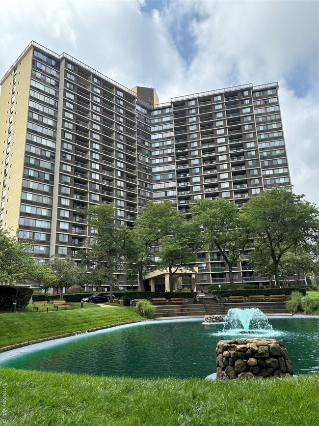 One Bay Club Dr in Queens, NY - Building Photo - Building Photo