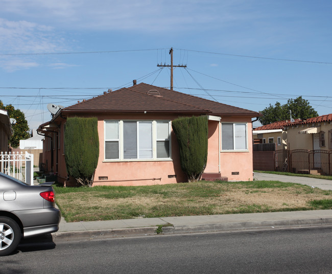 3071 Santa Ana St in South Gate, CA - Foto de edificio - Building Photo