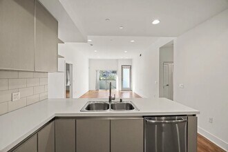 5308 Sepulveda Blvd in Los Angeles, CA - Foto de edificio - Building Photo