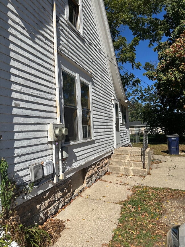 803 Benton Ave