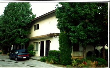 525 S Euclid St in La Habra, CA - Foto de edificio - Building Photo