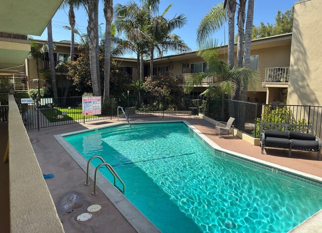 Barrington Terrace in Los Angeles, CA - Foto de edificio - Building Photo