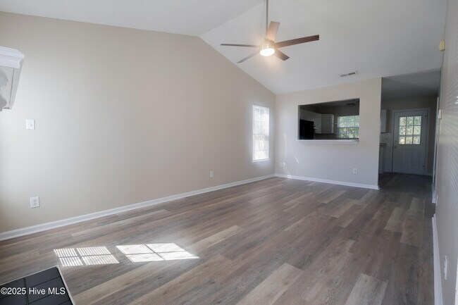 1091 W Pueblo Dr in Jacksonville, NC - Building Photo - Building Photo