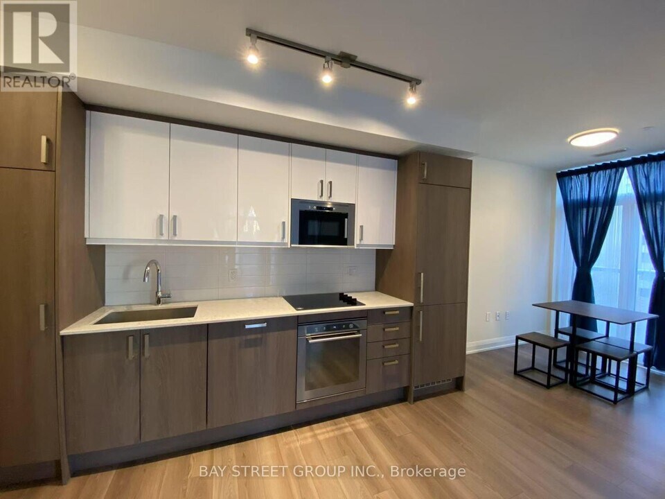 77-477 Mutual St in Toronto, ON - Building Photo