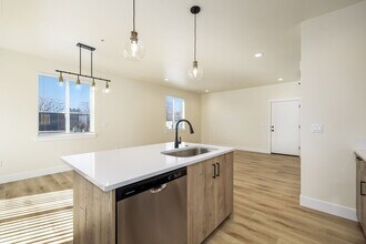 3322 N Cole Rd in Boise, ID - Building Photo - Building Photo