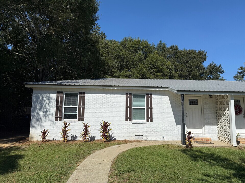 107 E Hamm Ave in Summerdale, AL - Building Photo