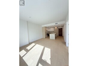 423 6th St in West Vancouver, BC - Building Photo - Building Photo