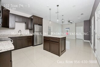 102 Teak Dr, Unit 1 in Edinburg, TX - Foto de edificio - Building Photo