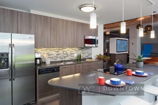 330 W Grand Ave in Chicago, IL - Building Photo