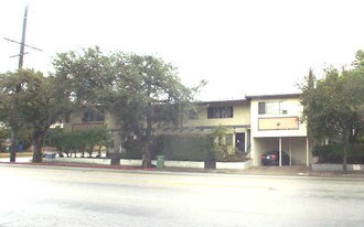 6738-6740 N Figueroa St Apartamentos