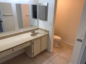 647 Executive Center Dr in West Palm Beach, FL - Building Photo - Building Photo