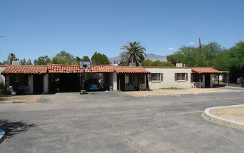 2601-2615 E Fort Lowell Rd in Tucson, AZ - Foto de edificio - Building Photo