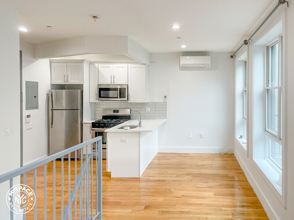 225 Howard Ave, Unit 6R in Brooklyn, NY - Building Photo