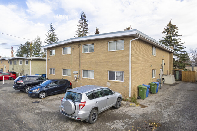 4415 Bow Trl SW in Calgary, AB - Building Photo - Building Photo