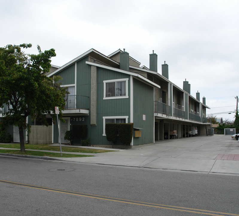 7892 Holt Ave in Huntington Beach, CA - Foto de edificio