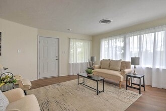 310 Knob Hill Dr in Bristol, TN - Foto de edificio - Building Photo