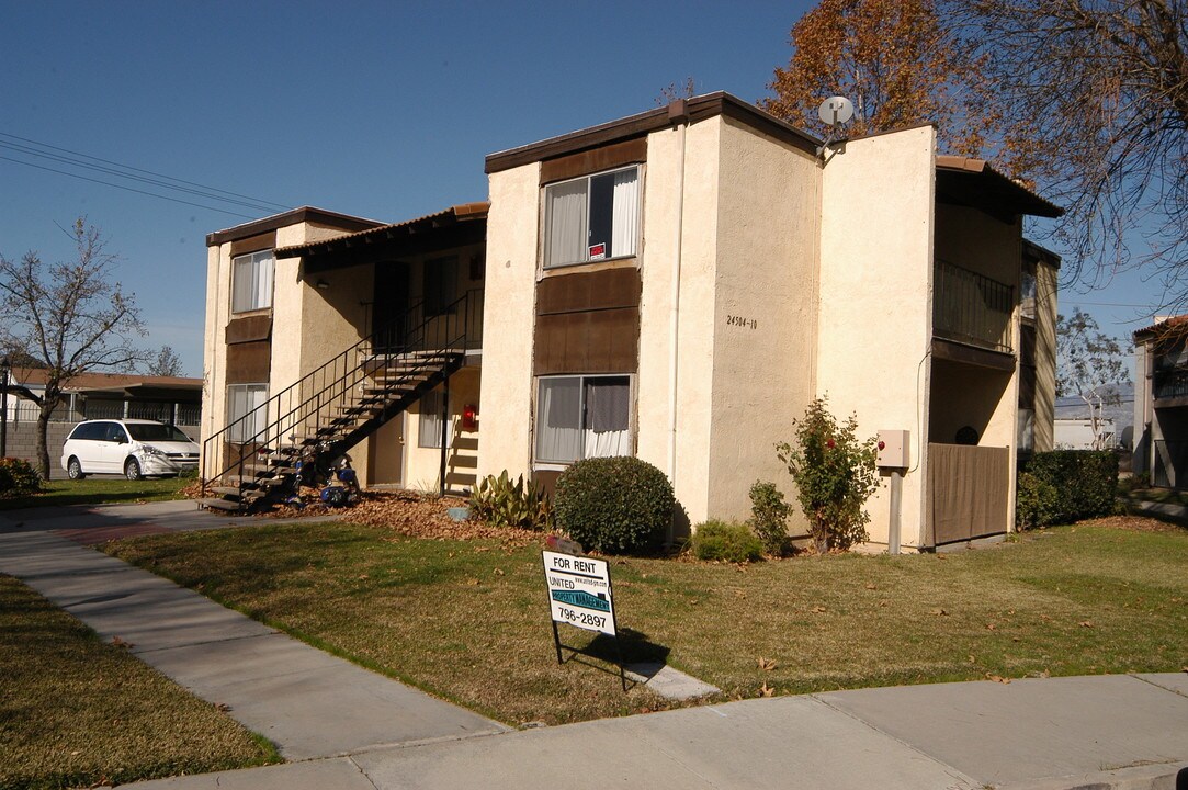 24504-10 Canada & 10902-08 Ri in Loma Linda, CA - Foto de edificio