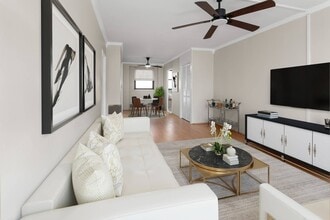 61-15 98th St in Queens, NY - Foto de edificio - Building Photo