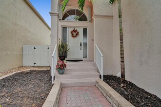 725 NW 156th Ave in Pembroke Pines, FL - Building Photo - Building Photo