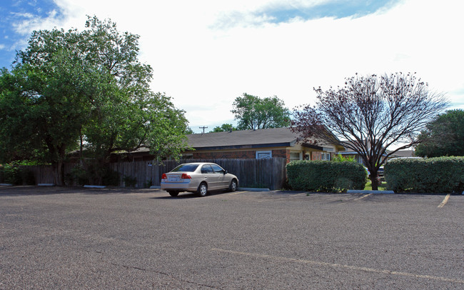 2410-2418 46th St in Lubbock, TX - Foto de edificio - Building Photo