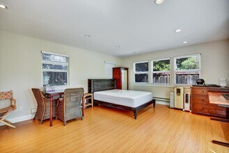 1368 Oakhurst Ave in Los Altos, CA - Building Photo - Building Photo