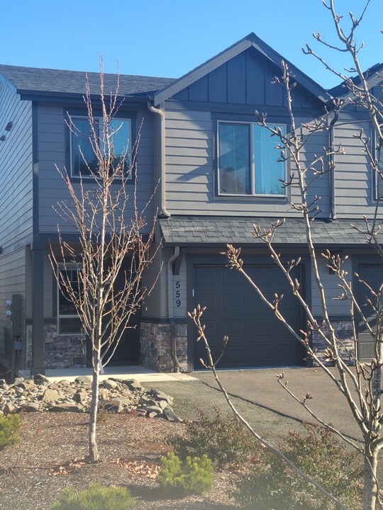 541 N 11th St in Philomath, OR - Building Photo