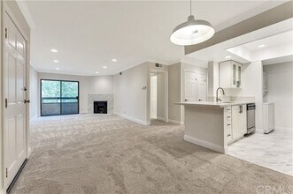 460 Oak St, Unit 318 in Glendale, CA - Foto de edificio - Building Photo